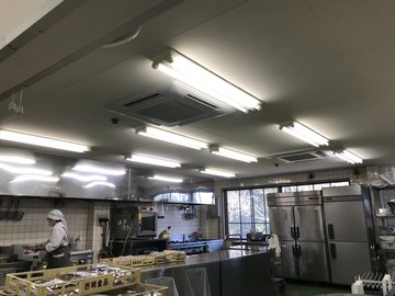 交換前の厨房（蛍光灯の照明）