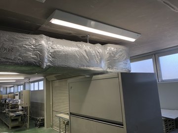 交換後の、厨房のダクト付近の照明（LED）