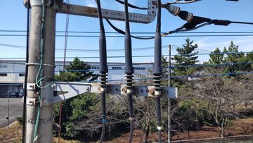 施工前：電柱の腕金に取り付けた高圧引込ケーブルの屋外端末