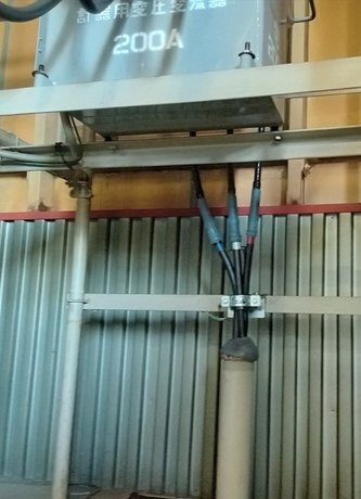 施工後：VCT（計器用変圧変流器）に接続した新しい高圧ケーブルの屋内端末