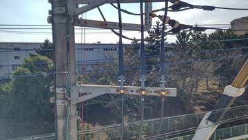 施工後：電柱の腕金に取り付けた新しい高圧引込ケーブルの屋外端末