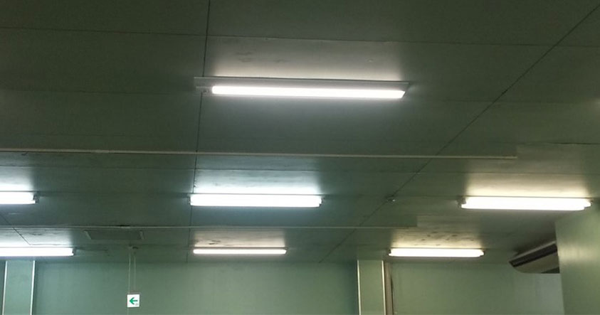 株式会社岩崎食品工業様 LED照明交換工事（仕分け室）｜埼玉県蓮田市