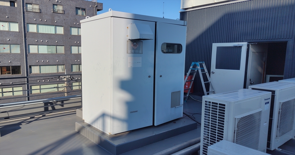 ビル屋上に設置された更新前のキュービクル