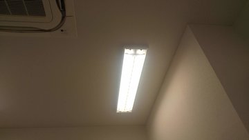 高圧受変電設備内、MELVAC製遮断器と電流計・電圧計が並ぶ制御盤