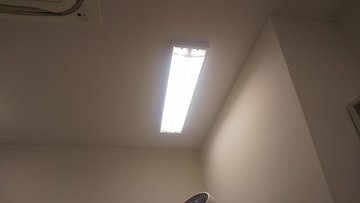 更新後、点灯した天井のLED照明