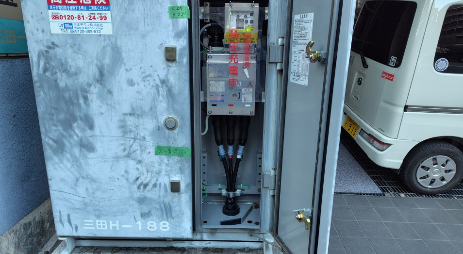 更新前のUGSが入った屋外キャビネット内部
