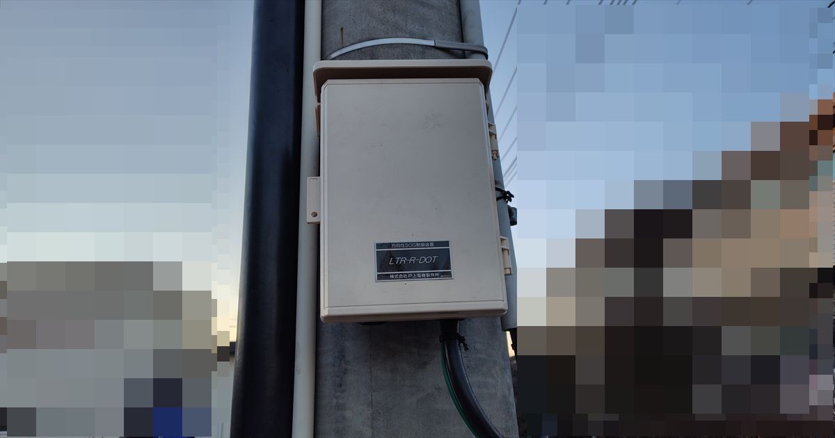 電柱に取り付けられた交換後のSOG制御装置の箱
