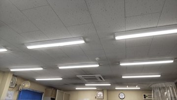 交換後の事務所の天井。LED照明器具が並んでいる