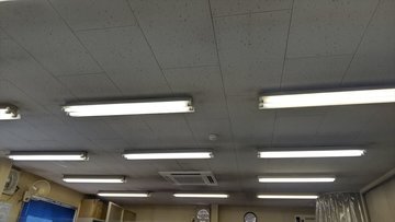 交換前の事務所の天井。蛍光灯器具が並んでいる