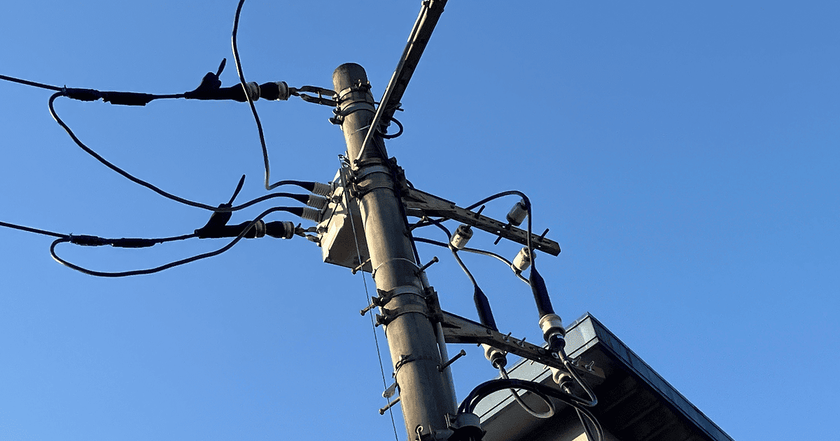 電柱上部に取り付けられた交換後のPAS