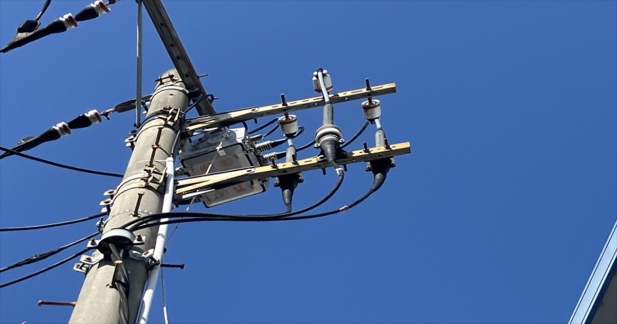 電柱上部に取り付けられた交換前のPAS