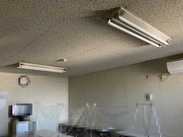 交換前：養生をした室内の天井の蛍光灯