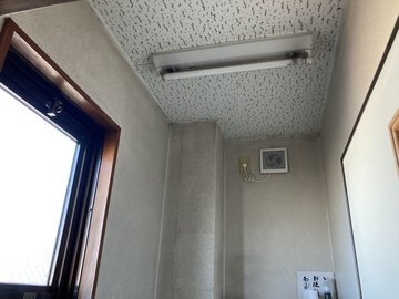 交換前：窓のある小部屋の天井の照明