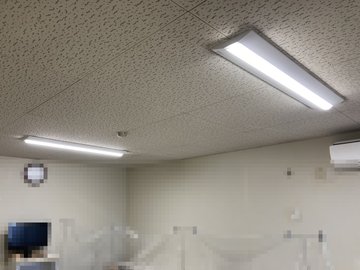 交換後：同じ室内の天井に付けたLED照明