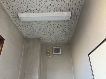 交換後：同じ小部屋の天井に付けたLED照明