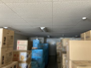 交換後：同じ保管スペースの天井に付けたLED照明
