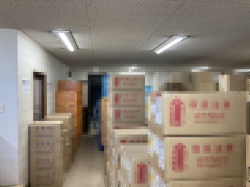 交換後：同じ保管スペースの天井に付けたLED照明