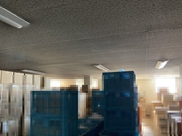 交換後：同じ保管スペースの天井に付けたLED照明