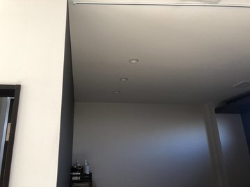 交換前の、黒い柱のある部屋の天井のダウンライト