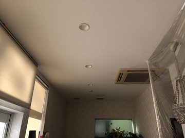交換前の、窓と天井の空調機がある部屋の天井照明