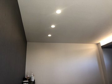 交換後の同じ部屋の天井のダウンライト