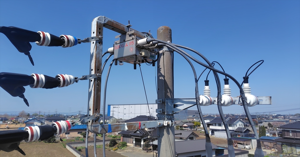 電柱上部に取り付けられた交換前のPASと高圧ケーブル