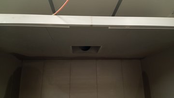 照明器具を取り付ける前の洗浄室の天井付近