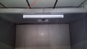 洗浄室の天井に取り付けた防湿・防雨形のLED照明器具
