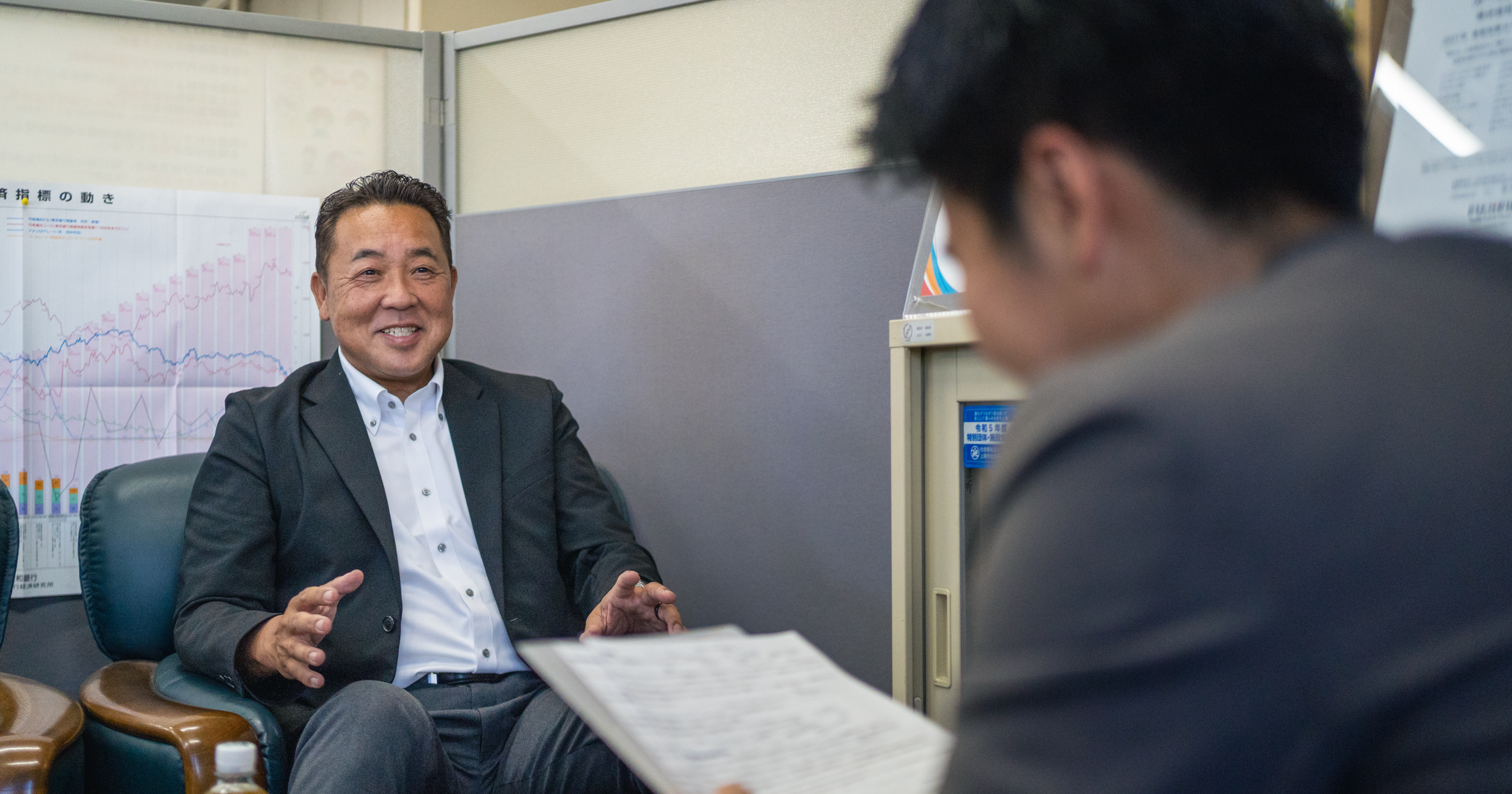 壁面に設置された蛍光灯型のLED照明が点灯している様子