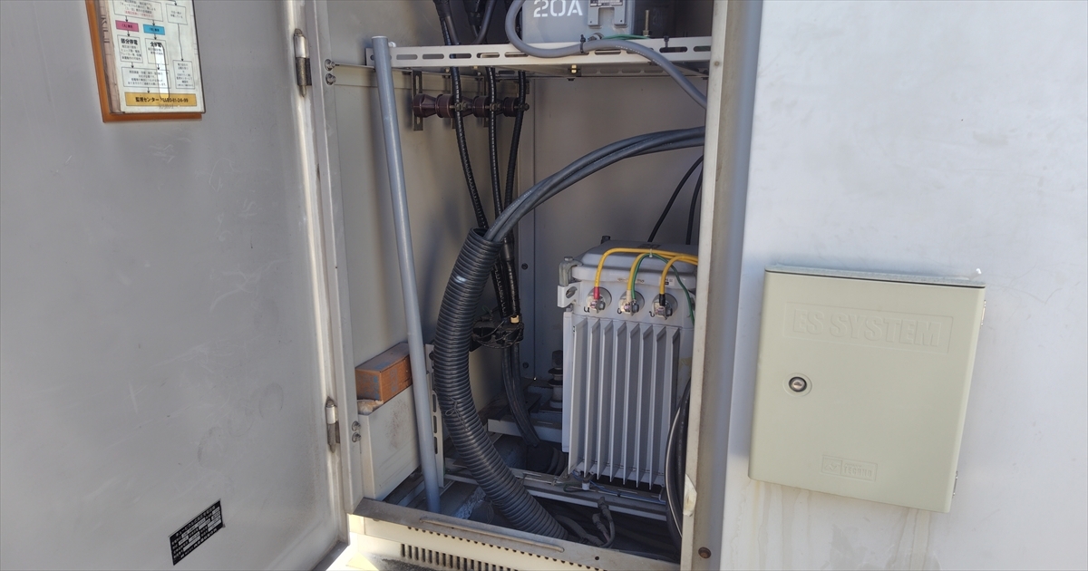 高圧ケーブル更新前の受電設備内（ケーブル接続部と変圧器）