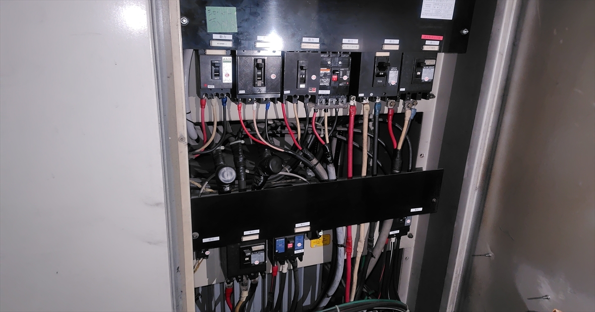 低圧分電盤内のブレーカーと配線