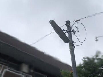 交換前の、電柱に取り付けられた駐車場の外灯