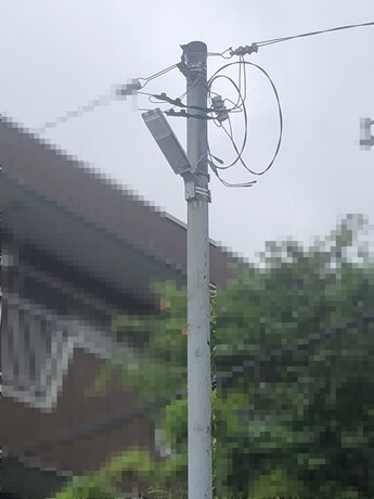 交換後の外灯と電柱を離れて撮影した様子