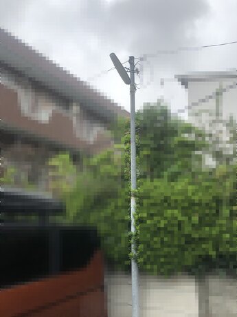 交換前の外灯と電柱を離れて撮影した様子