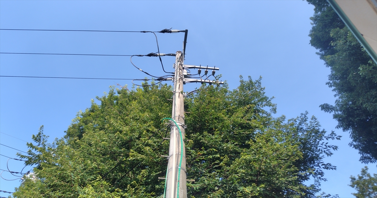 施工現場の電柱と高圧架空線