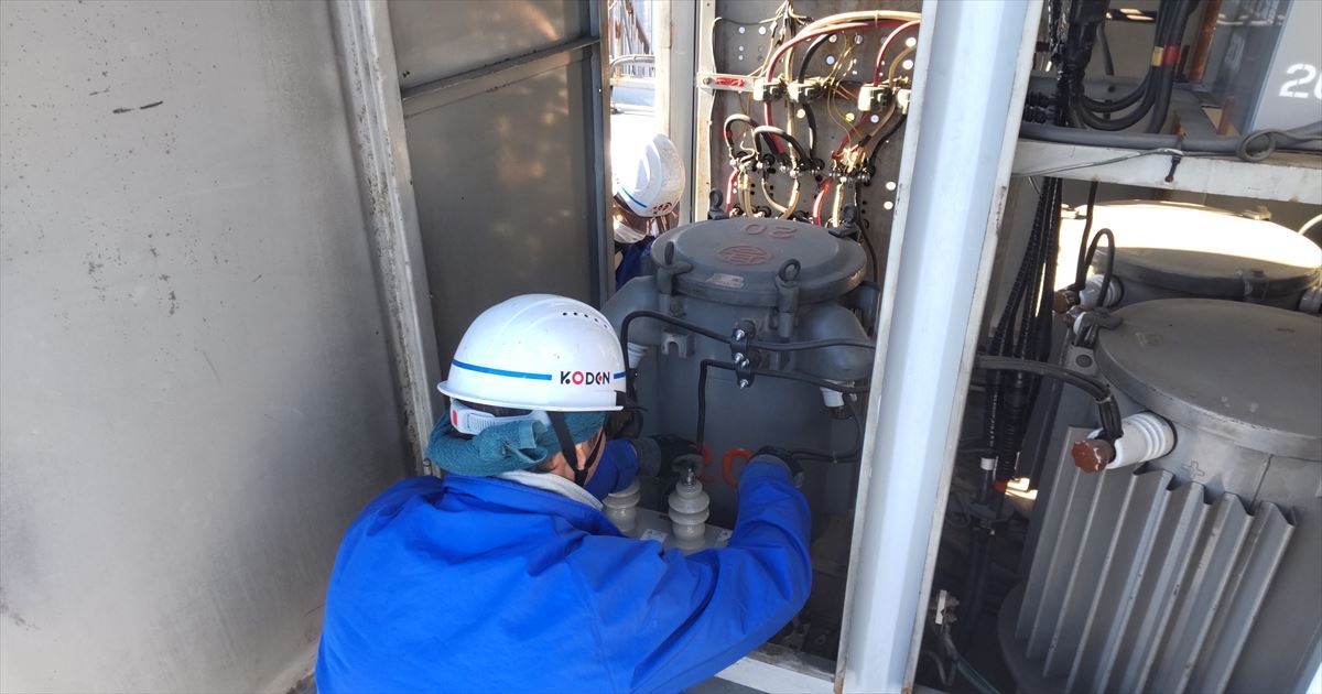 トランス（変圧器）の結線作業を行う恒電社の電気工事士
