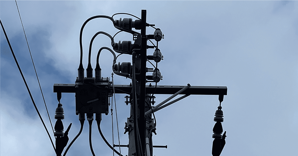 電柱上部に取り付けられた交換前のPAS