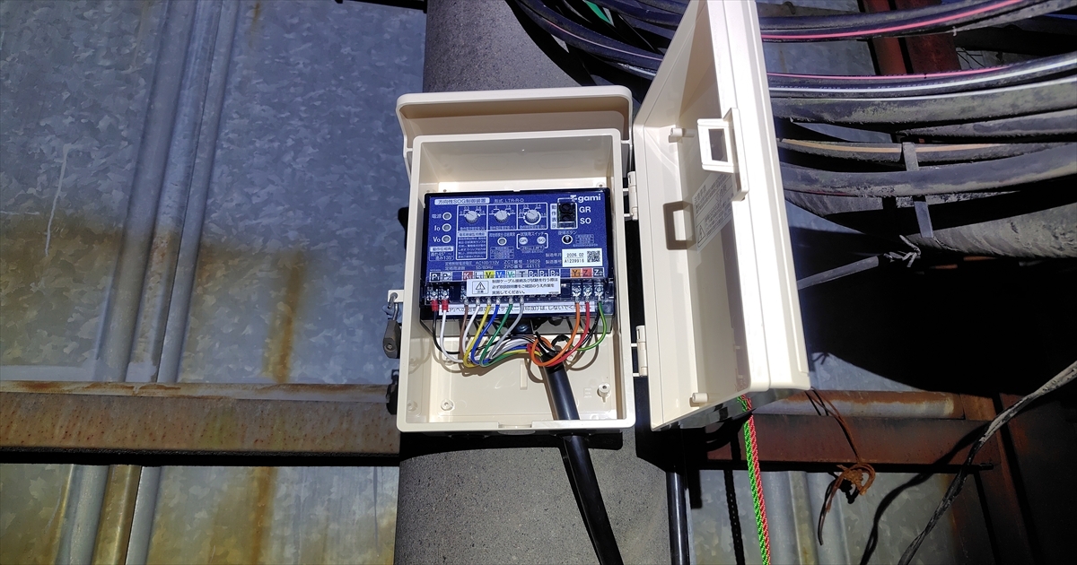電柱に取り付けられた交換後のSOG制御装置（ふたを開けた状態）