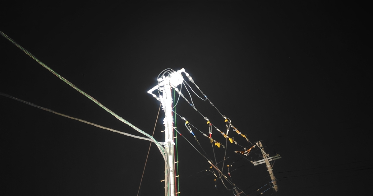夜間の照明に照らされた交換後のPASと電柱