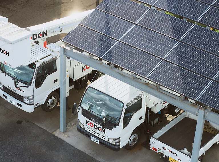 KODENのロゴが入った恒電社の作業車