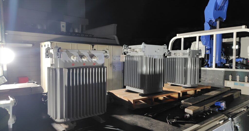 変圧器入替作業　手前撤去品　奥更新品